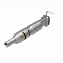 Load image into Gallery viewer, Magnaflow Catalytic Converter Direct Fit MagnaFlow 09-17 Ford F53 V10 6.8L Underbody Direct Fit Catalytic Converter