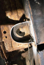 Load image into Gallery viewer, Rust Buster Avalanche/Suburban/Yukon Center Body Frame Mount | RB7418