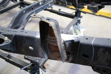 Load image into Gallery viewer, Rustbuster Front Bed Mount Right Side | RB7136R
