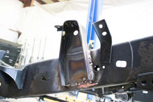 Load image into Gallery viewer, Rustbuster Front Bed Mount Right Side | RB7136R