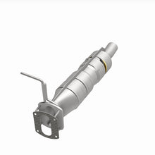 Load image into Gallery viewer, Magnaflow Catalytic Converter Direct Fit MagnaFlow 09-17 Ford F53 V10 6.8L Underbody Direct Fit Catalytic Converter
