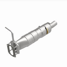 Load image into Gallery viewer, Magnaflow Catalytic Converter Direct Fit MagnaFlow 09-17 Ford F53 V10 6.8L Underbody Direct Fit Catalytic Converter