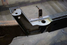 Load image into Gallery viewer, Rustbuster Cab And Bed Mount Right Side | RB7608R
