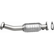 Load image into Gallery viewer, Magnaflow Catalytic Converter Direct Fit Magnaflow 04-05 Suzuki Forenza 2.0L Direct Fit Converter