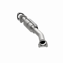 Load image into Gallery viewer, Magnaflow Catalytic Converter Direct Fit Magnaflow 04-05 Suzuki Forenza 2.0L Direct Fit Converter