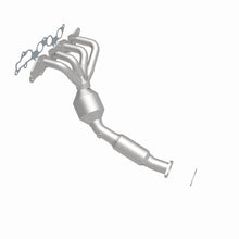 Load image into Gallery viewer, Magnaflow Catalytic Converter Direct Fit Magnaflow 05-06 Ford Focus 2.0L Direct Fit Converter