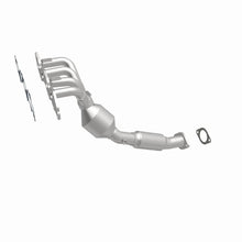 Load image into Gallery viewer, Magnaflow Catalytic Converter Direct Fit Magnaflow 05-06 Ford Focus 2.0L Direct Fit Converter