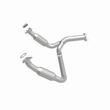 Load image into Gallery viewer, Magnaflow Catalytic Converter Direct Fit Magnaflow 07-08 Chevrolet Silverado 1500 4.3L Direct Fit Converter