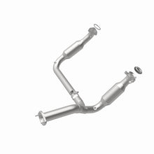 Load image into Gallery viewer, Magnaflow Catalytic Converter Direct Fit Magnaflow 07-08 Chevrolet Silverado 1500 4.3L Direct Fit Converter
