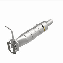 Load image into Gallery viewer, Magnaflow Catalytic Converter Direct Fit MagnaFlow 09-17 Ford F53 V10 6.8L Underbody Direct Fit Catalytic Converter