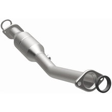 Load image into Gallery viewer, Magnaflow Catalytic Converter Direct Fit Magnaflow 11-13 Nissan Juke 1.6L Direct Fit Converter
