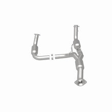 Load image into Gallery viewer, Magnaflow Catalytic Converter Direct Fit Magnaflow 12-17 Chevrolet Express 3500 6.0L Direct Fit Converter