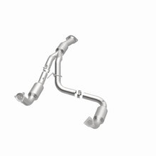 Load image into Gallery viewer, Magnaflow Catalytic Converter Direct Fit Magnaflow 12-17 Chevrolet Express 3500 6.0L Direct Fit Converter