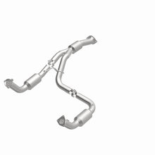 Load image into Gallery viewer, Magnaflow Catalytic Converter Direct Fit Magnaflow 12-17 Chevrolet Express 3500 6.0L Direct Fit Converter