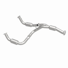Load image into Gallery viewer, Magnaflow Catalytic Converter Direct Fit Magnaflow 12-17 Chevrolet Express 3500 6.0L Direct Fit Converter