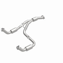 Load image into Gallery viewer, Magnaflow Catalytic Converter Direct Fit Magnaflow 12-17 Chevrolet Express 3500 6.0L Direct Fit Converter