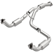 Load image into Gallery viewer, Magnaflow Catalytic Converter Direct Fit Magnaflow 12-17 Chevrolet Express 3500 6.0L Direct Fit Converter