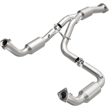 Load image into Gallery viewer, Magnaflow Catalytic Converter Direct Fit Magnaflow 12-17 Chevrolet Express 3500 6.0L Direct Fit Converter