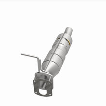 Load image into Gallery viewer, Magnaflow Catalytic Converter Direct Fit MagnaFlow 09-17 Ford F53 V10 6.8L Underbody Direct Fit Catalytic Converter
