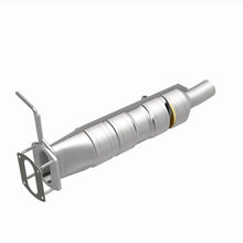 Load image into Gallery viewer, Magnaflow Catalytic Converter Direct Fit MagnaFlow 09-17 Ford F53 V10 6.8L Underbody Direct Fit Catalytic Converter
