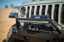 Load image into Gallery viewer, DV8 Offroad 20in Halo Elite Single Row Light Bar with Accent Light - White/Amber
