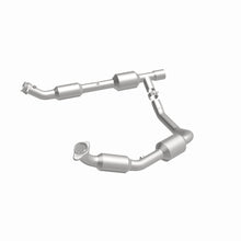 Load image into Gallery viewer, Magnaflow 05-08 Ford E-350 Super Duty 5.4L Direct Fit Converter
