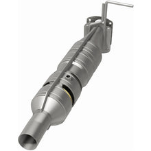 Load image into Gallery viewer, Magnaflow Catalytic Converter Direct Fit MagnaFlow 09-17 Ford F53 V10 6.8L Underbody Direct Fit Catalytic Converter
