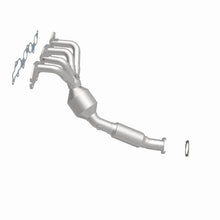 Load image into Gallery viewer, Magnaflow Catalytic Converter Direct Fit Magnaflow 05-06 Ford Focus 2.0L Direct Fit Converter
