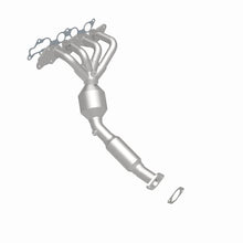 Load image into Gallery viewer, Magnaflow Catalytic Converter Direct Fit Magnaflow 05-06 Ford Focus 2.0L Direct Fit Converter
