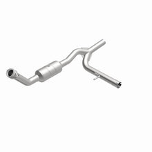 Load image into Gallery viewer, Magnaflow Catalytic Converter Direct Fit Magnaflow 07-08 Ford F-150 4.6L Direct Fit Converter
