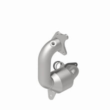Load image into Gallery viewer, Magnaflow Catalytic Converter Direct Fit Magnaflow 11-13 Nissan Juke 1.6L Direct Fit Converter
