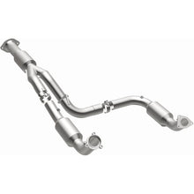 Load image into Gallery viewer, Magnaflow Catalytic Converter Direct Fit Magnaflow 12-17 Chevrolet Express 3500 6.0L Direct Fit Converter
