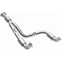 Load image into Gallery viewer, Magnaflow Catalytic Converter Direct Fit Magnaflow 12-17 Chevrolet Express 3500 6.0L Direct Fit Converter
