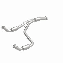 Load image into Gallery viewer, Magnaflow Catalytic Converter Direct Fit Magnaflow 12-17 Chevrolet Express 3500 6.0L Direct Fit Converter
