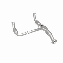 Load image into Gallery viewer, Magnaflow Catalytic Converter Direct Fit Magnaflow 12-17 Chevrolet Express 3500 6.0L Direct Fit Converter
