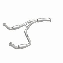 Load image into Gallery viewer, Magnaflow Catalytic Converter Direct Fit Magnaflow 12-17 Chevrolet Express 3500 6.0L Direct Fit Converter
