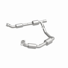 Load image into Gallery viewer, Magnaflow Catalytic Converter Direct Fit Magnaflow 2006 Ford E-250 5.4L Direct Fit Converter
