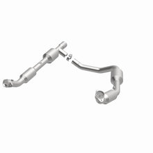 Load image into Gallery viewer, Magnaflow Catalytic Converter Direct Fit Magnaflow 2006 Ford E-250 5.4L Direct Fit Converter
