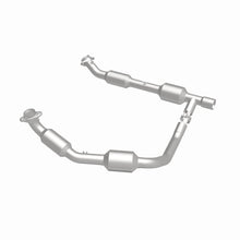 Load image into Gallery viewer, Magnaflow Catalytic Converter Direct Fit Magnaflow 2006 Ford E-250 5.4L Direct Fit Converter
